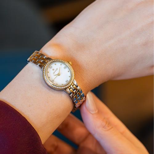 ساعة نسائية بيضاوية بلون ذهبي و فضي