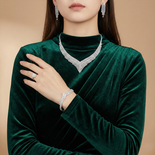 طقم نسائي فاخر مرصع بفصوص الزيركون