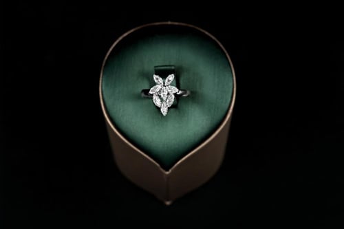 طقم نسائي فاخر مرصع بفصوص الزيركون