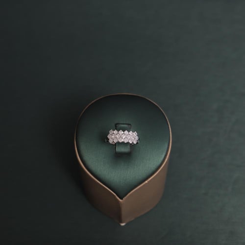 طقم نسائي فاخر مرصع بفصوص الزيركون