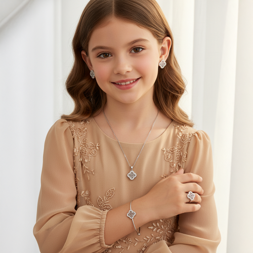 طقم أطفال بتصميم ناعم باللون الفضي