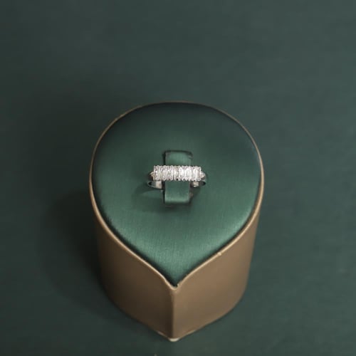 طقم نسائي فاخر مرصع بفصوص الزيركون