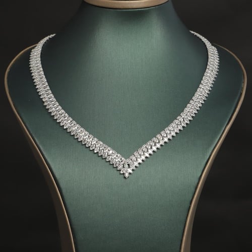 طقم نسائي فاخر مرصع بفصوص الزيركون