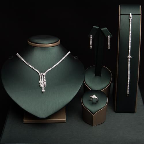 طقم نسائي فاخر مرصع بفصوص الزيركون