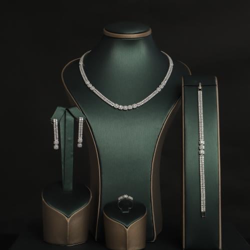 طقم نسائي فاخر مرصع بفصوص الزيركون