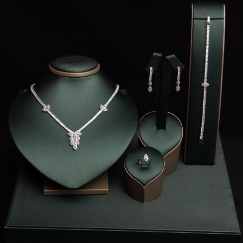 طقم نسائي فاخر مرصع بفصوص الزيركون