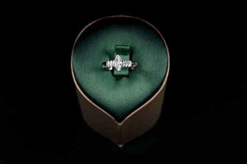 طقم نسائي فاخر مرصع بفصوص الزيركون