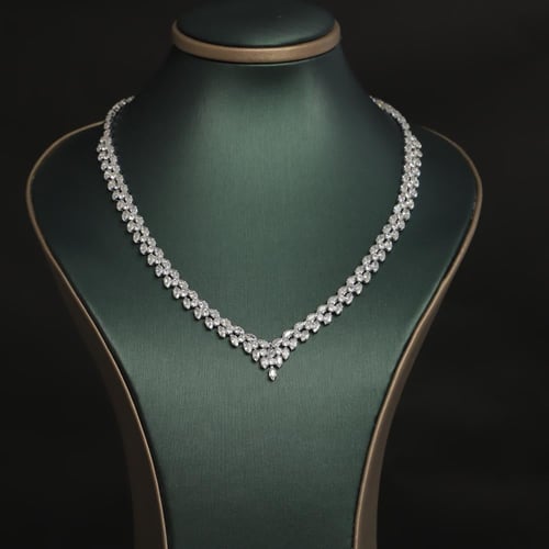 طقم نسائي فاخر مرصع بفصوص الزيركون