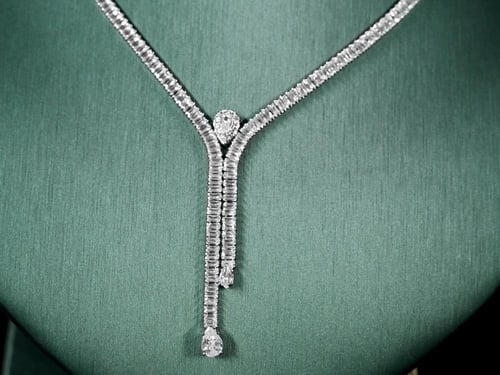 طقم نسائي فاخر مرصع بفصوص الزيركون