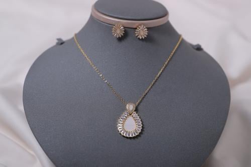 طقم نسائي انيق