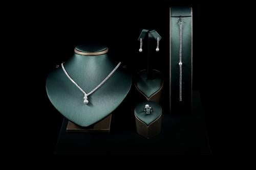 طقم نسائي فاخر مرصع بفصوص الزيركون