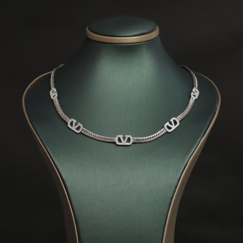 طقم نسائي فاخر مرصع بفصوص الزيركون