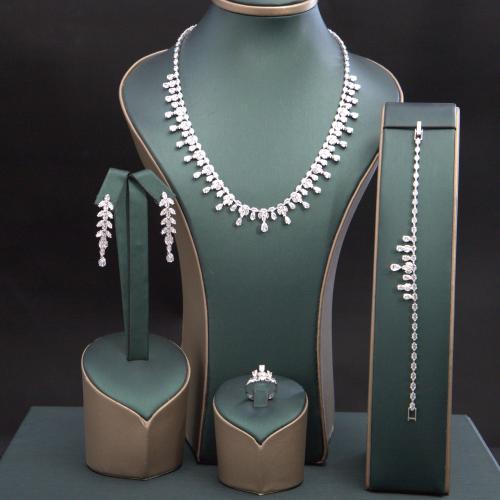 طقم نسائي فاخر مرصع بفصوص الزيركون