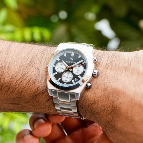 ساعة رجالية فضي بميناء أسود وأبيض – طابع عصري مميز