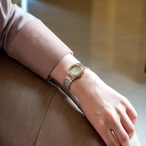 ساعة نسائية سير فضي مطعم ذهبي وميناء أبيض