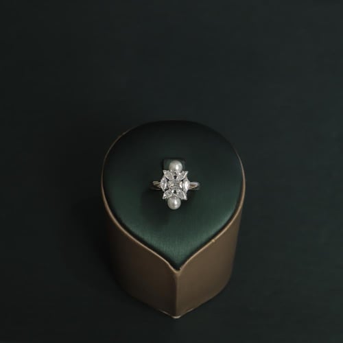 طقم نسائي فاخر مرصع بفصوص الزيركون