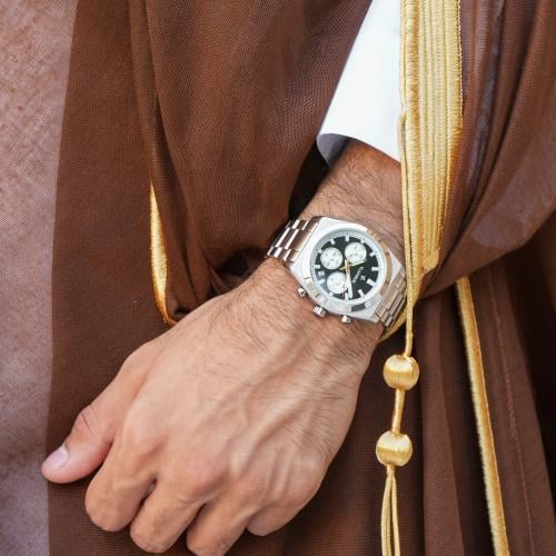 ساعة رجالية فضي بميناء أسود وأبيض – طابع عصري مميز