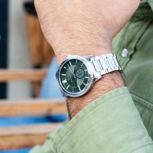 ساعة رجالية بسير ستيل فضي وميناء أخضر - تصميم كلاس...