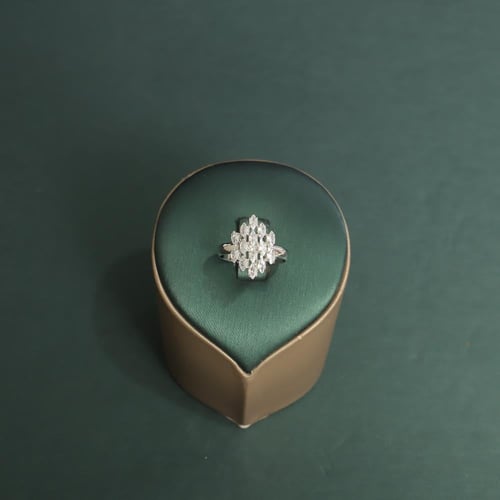 طقم نسائي فاخر مرصع بفصوص الزيركون