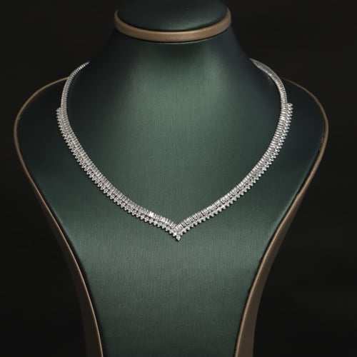 طقم نسائي فاخر مرصع بفصوص الزيركون