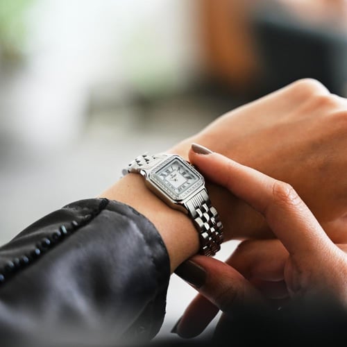 ساعة نسائية مربعة بسير ستيل بلون فضي وميناء أبيض