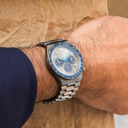 ساعة رجالية بسير ستيل فضي وميناء تيتانيوم وأزرق -...