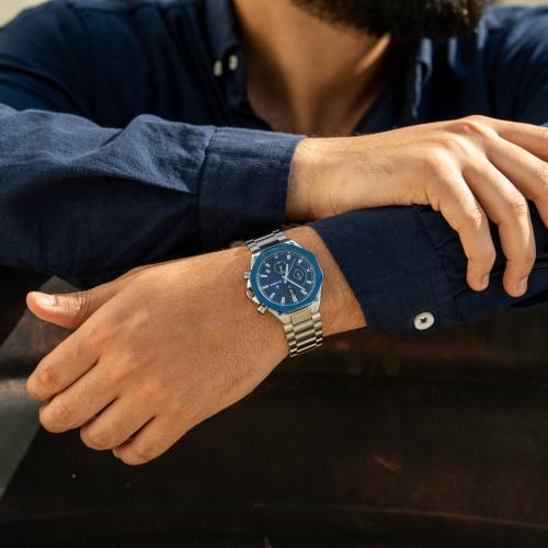 ساعة رجالية بسير ستيل فضي بميناء وإطار أزرق – طابع...