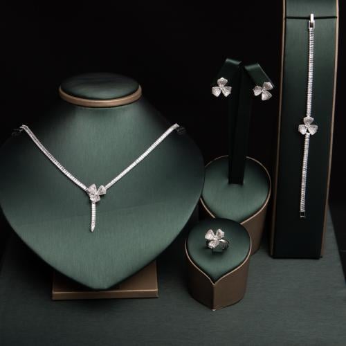 طقم نسائي فاخر مرصع بفصوص الزيركون