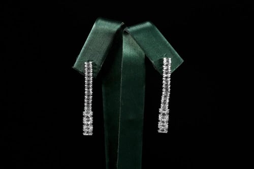 طقم نسائي فاخر مرصع بفصوص الزيركون