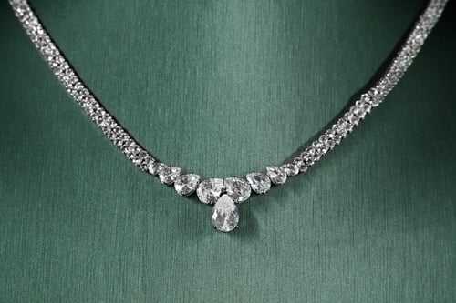 طقم نسائي فاخر مرصع بفصوص الزيركون