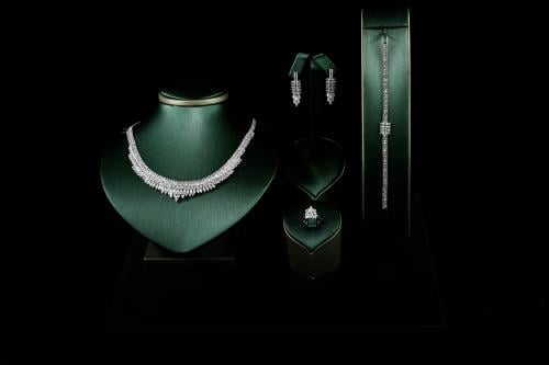 طقم نسائي فاخر مرصع بفصوص الزيركون