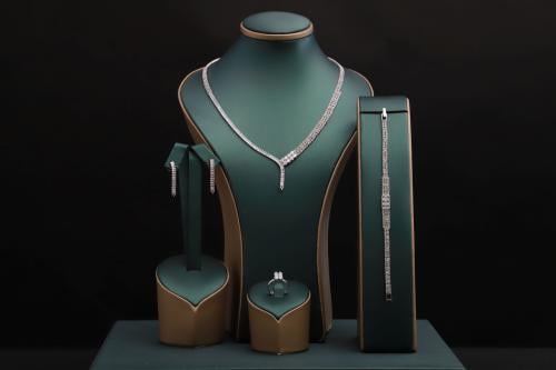 طقم نسائي فاخر مرصع بفصوص الزيركون