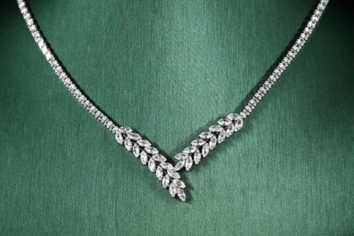 طقم نسائي فاخر مرصع بفصوص الزيركون