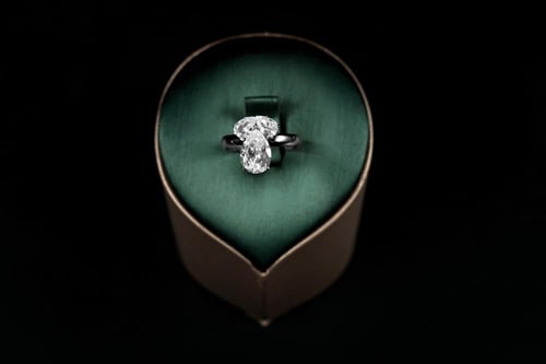 طقم نسائي فاخر مرصع بفصوص الزيركون