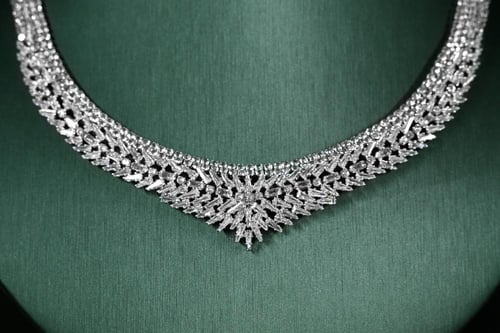 طقم نسائي فاخر مرصع بفصوص الزيركون