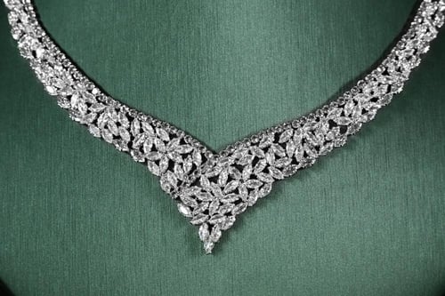 طقم نسائي فاخر مرصع بفصوص الزيركون