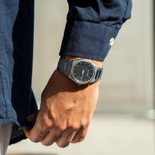 ساعة رجالية فضي وميناء رمادي داكن - إطلالة مميزة