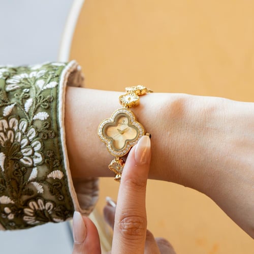 ساعة نسائيه بسير ستيل بلون الذهبي