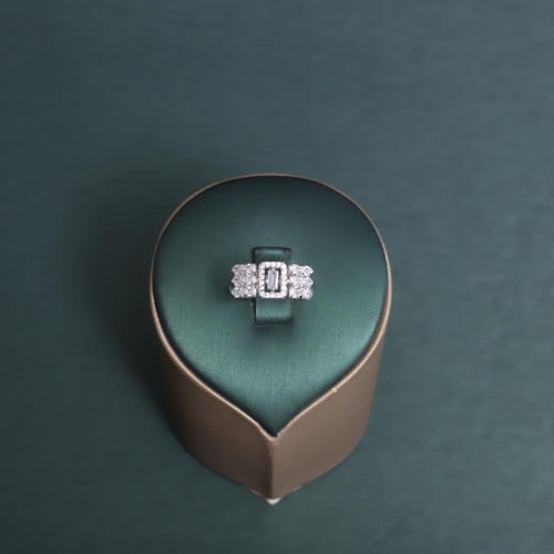 طقم نسائي فاخر مرصع بفصوص الزيركون