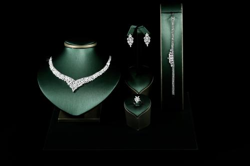 طقم نسائي فاخر مرصع بفصوص الزيركون