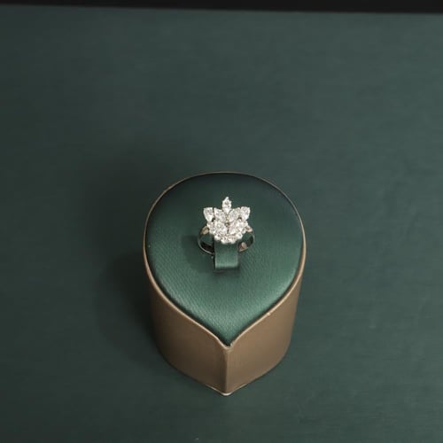 طقم نسائي فاخر مرصع بفصوص الزيركون