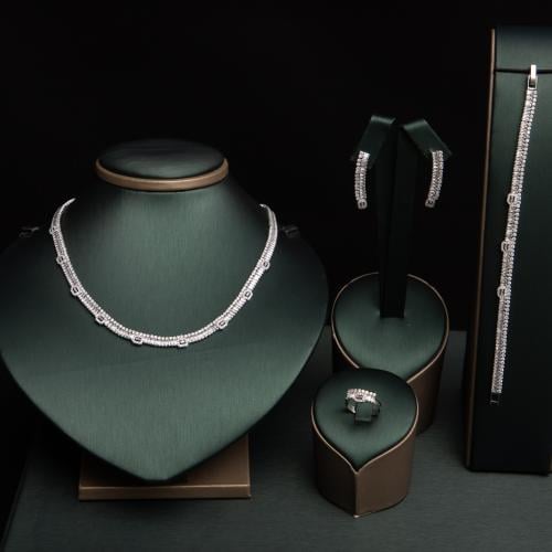 طقم نسائي فاخر مرصع بفصوص الزيركون