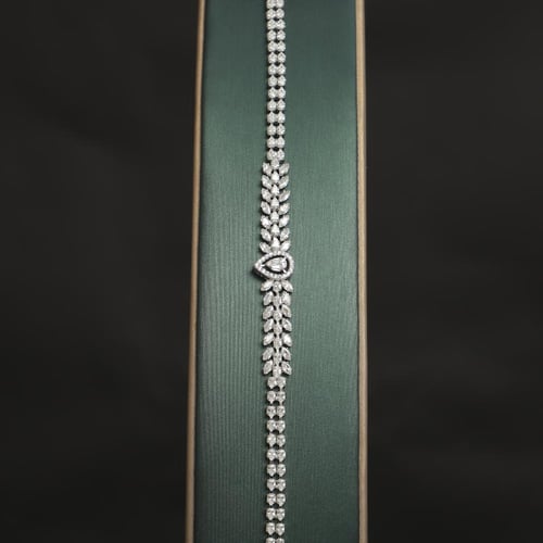 طقم نسائي فاخر مرصع بفصوص الزيركون