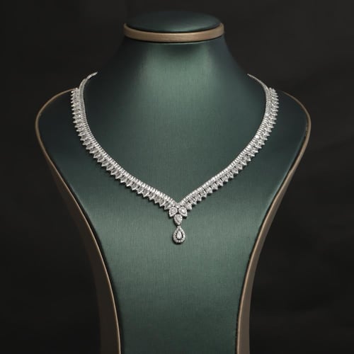 طقم نسائي فاخر مرصع بفصوص الزيركون