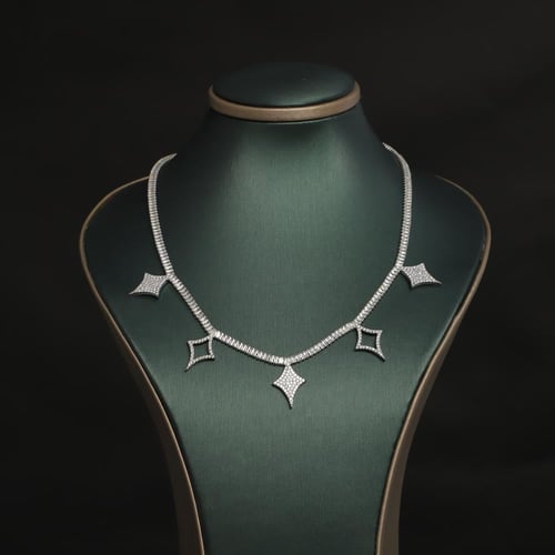 طقم نسائي فاخر مرصع بفصوص الزيركون