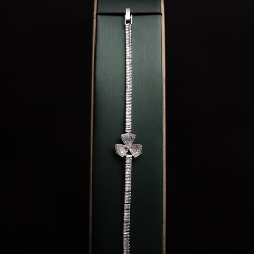 طقم نسائي فاخر مرصع بفصوص الزيركون