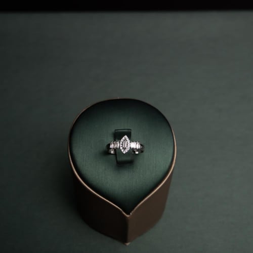 طقم نسائي فاخر مرصع بفصوص الزيركون