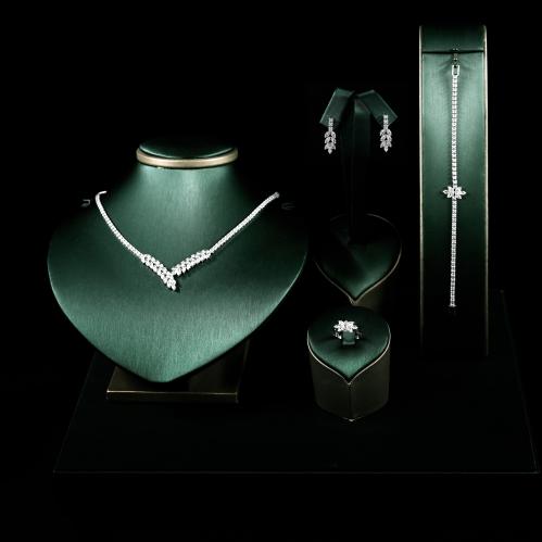 طقم نسائي فاخر مرصع بفصوص الزيركون