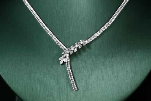 طقم نسائي فاخر مرصع بفصوص الزيركون