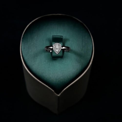 طقم نسائي فاخر مرصع بفصوص الزيركون